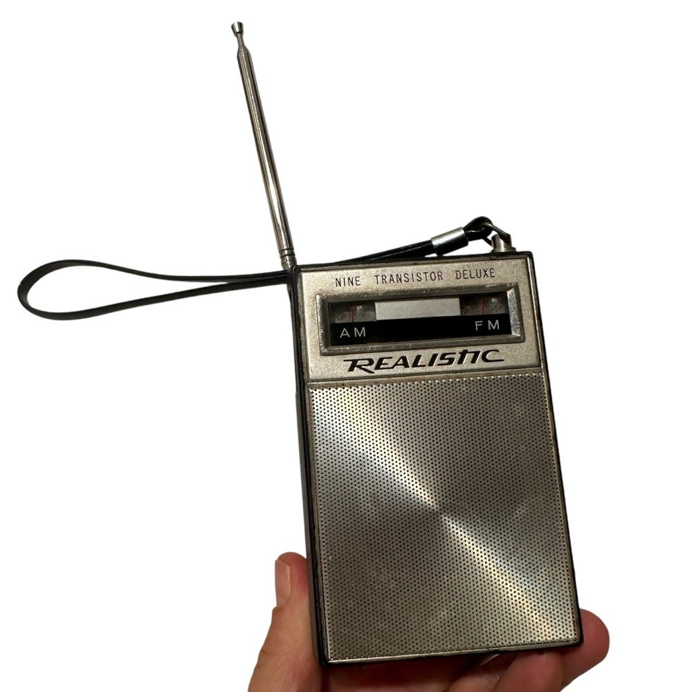 Vintage Realistic Nine Transistor Deluxe AM FM Radio